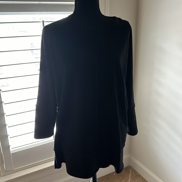 Longer top? Details in front, back, on sleeves,  split on sides. - Picture 2 of 2